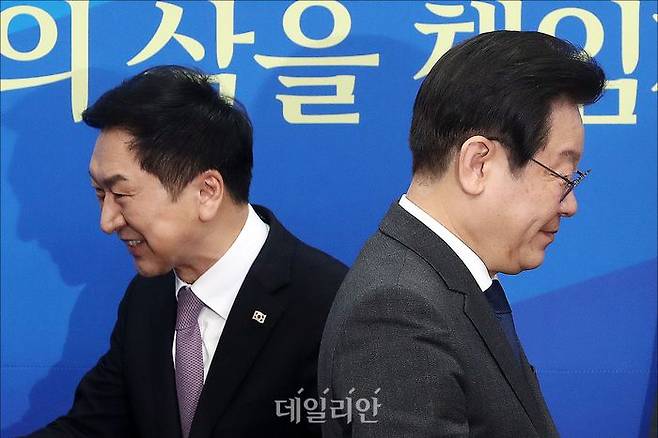 이재명 더불어민주당 대표와 김기현 국민의힘 대표가 지난 15일 오전 서울 여의도 국회에서 김 대표 취임 후 처음으로 여야 대표 회동을 하고 있다. ⓒ데일리안 홍금표 기자