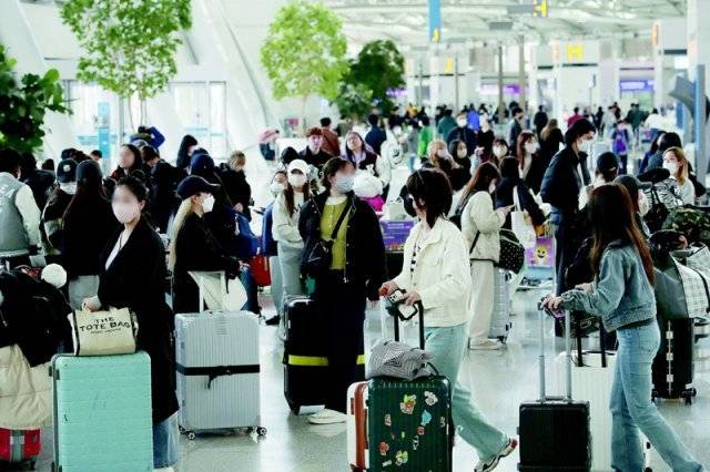인천국제공항 이용객 증가로 공항 내 수하물 적재·하역 등을 담당하는 조업사들의 인력난이 심해지고 있다. 이대로라면 ‘수하물 
대란’을 겪을 것이란 우려도 커진다. 20일 인천공항 제1여객터미널 출국장이 이용객들로 붐비는 모습. 인천=뉴시스