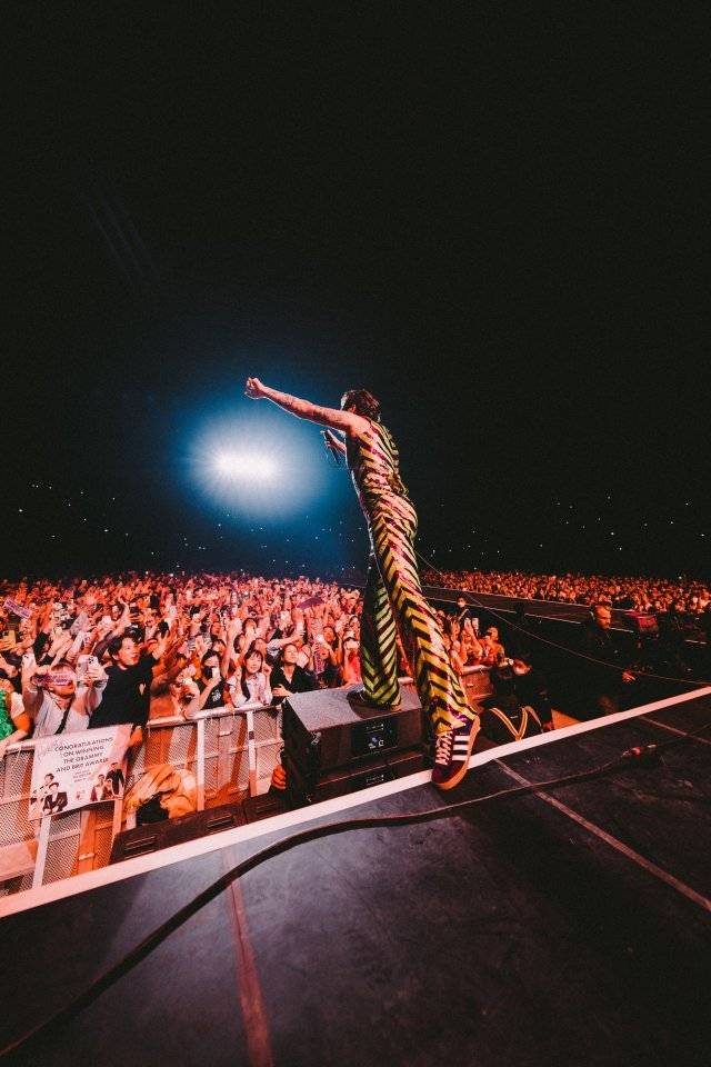 해리 스타일스는 무대 위에서 성소수자에 대한 차별 금지를 상징하는 무지개 깃발을 들었고, 객석에서도 이 깃발은 자주 눈에 띄었다. 라이브네이션코리아 제공. ⓒLloyd Wakefield