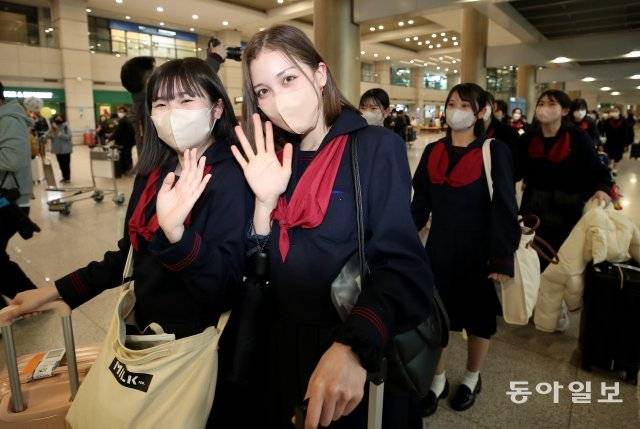 일본 구마모토현 루테루 고등학교 학생과 교사 37명이 21일 오후 인천국제공항을 통해 입국해 손을 흔들며 인사 하고 있다. 4박 5일 일정으로 방한한 일본 청소년들은 자매학교인 전주 신흥고등학교의 학생들을 만나 수업을 참관하고, 전주 한옥마을을 비롯해 진안 마이산, 서울타워, 남대문, 명동, 경복궁, 롯데월드 등을 여행할 예정이다. 양회성 기자 yohan@donga.com
