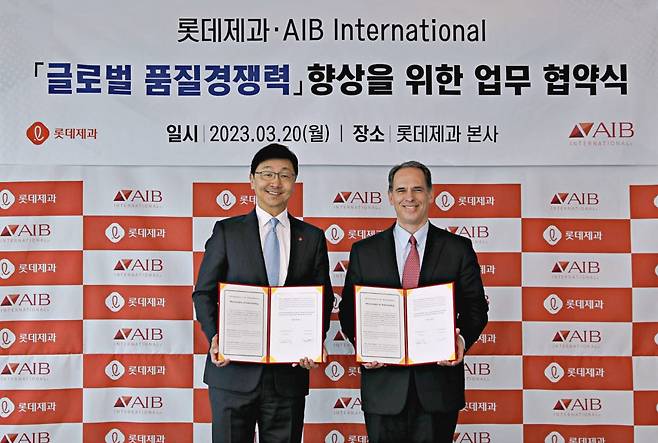 롯데제과가 AIB 인터내셔널과 글로벌 품질경쟁력 향상을 위한 MOU를 체결했다. 좌측부터 이창엽롯데제과 대표, 댄마틴 AIB 인터네셔널 대표.
