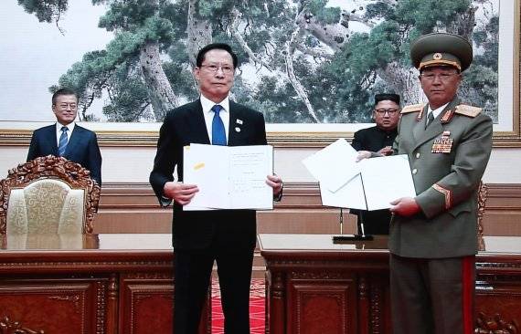 지난 2018년 9월19일 오전 평양 백화원 영빈관에서 문재인 전 대통령과 김정은 북한 노동당 총비서가 지켜보는 가운데 송영무 전 국방부 장관과 노광철 전 북한 인민무력상이 판문점선언 이행을 위한 군사분야합의문에 서명한 뒤 교환하고 있다. 사진=평양공동취재단