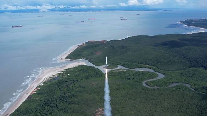 이노스페이스의 시험발사체 '한빛-TLV'가 20일 오전 2시 52분 브라질 알칸타라 우주센터에서 발사돼 하늘로 날아 오르고 있다. 이노스페이스 제공