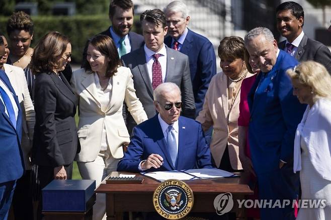 지난해 10월 '반도체 산업육성법'에 서명하고 있는 조 바이든 미국 대통령. 연합뉴스