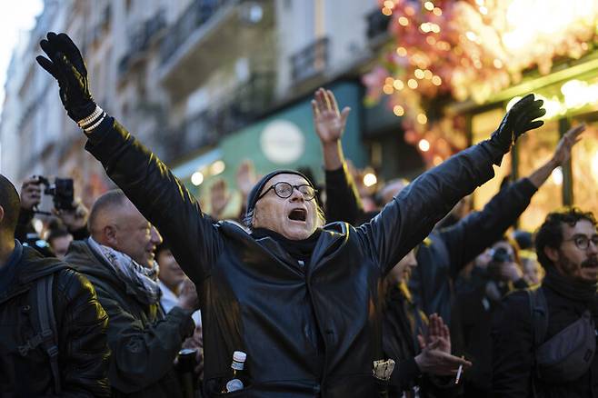 프랑스 연금 개혁에 반대하는 시위대가 19일 프랑스 파리에서 “연금 개혁 반대” 구호를 외치고 있다. AP 연합뉴스