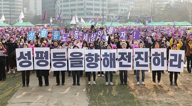 3·8 세계 여성의 날을 앞둔 지난 4일 서울 중구 서울광장에서 한국여성단체연합이 주최하는 제38회 한국여성대회가 열리고 있다. 강창광 선임기자 chang@hani.co.kr