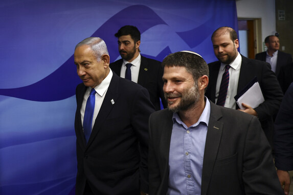 베잘렐 스모트리히 이스라엘 재무장관(오른쪽)이 지난달 23일 예루살렘에서 각료회의에 참석하기 위해 베냐민 네타냐후 총리(왼쪽)와 함께 가고 있다. AP 연합뉴스
