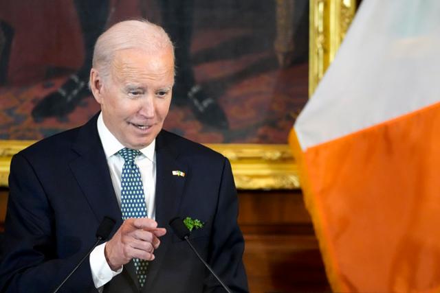 조 바이든 미국 대통령이 17일 워싱턴 의사당에서 레오 바라드카 아일랜드 총리가 참석한 '성 패트릭의 날' 기념 오찬 중 연설하고 있다. 워싱턴=AP 뉴시스