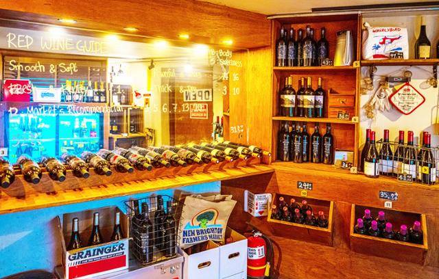 다양한 와인들과 과자를 골라 먹을 수 있는 '동묘마케트'. 서울관광재단 제공