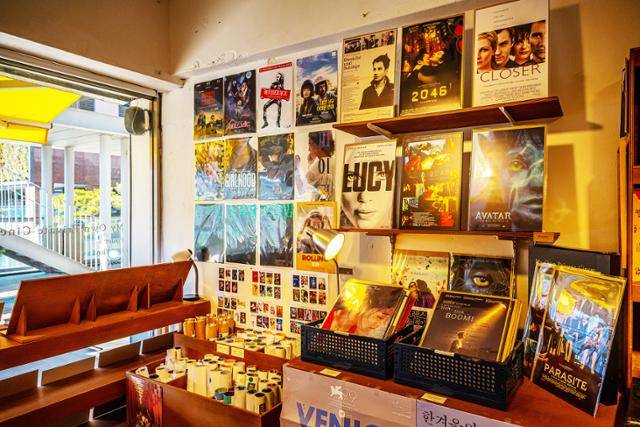 영화 관련 소품으로 가득한 세운상가의 '금지옥엽' 내부. 서울관광재단 제공