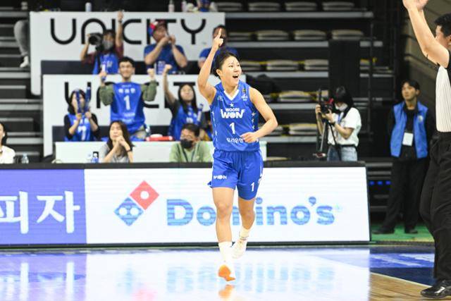 우리은행 박지현이 21일 충남 아산 이순신체육관에서 열린 BNK와 챔피언 결정 2차전에서 득점에 성공한 뒤 세리머니를 하고 있다. WKBL 제공