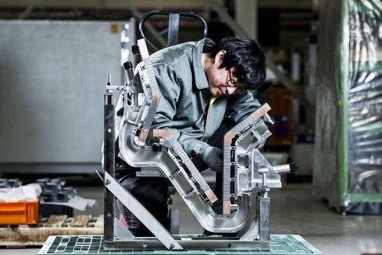 경기도 안산시 비츠로넥스텍의 연구진이 한국형 핵융합연구로(KSTAR)의 핵심 장비인 토카막 내벽에 들어갈 텅스텐 카세트 디버터를 조립하고 있다. 김경록 기자