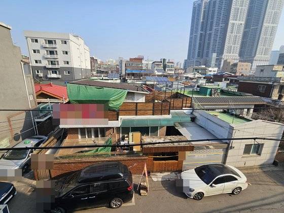 40대 가장이 아내와 자녀 3명을 흉기로 살해한 후 극단적 선택을 한 19일 인천시 미추홀구 한 주택. 경찰은 아버지 김씨가 자녀 3명과 40대 아내를 흉기로 살해한 후 자신도 흉기로 극단적 선택을 한 것으로 보고 있다. 심석용 기자