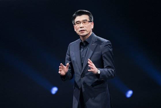 지난 20일 중국 상하이 E-스포츠 문화센터에서 열린 ‘기아 EV 데이’에서 송호성 기아 사장이 발표하고 있다. 기아는 이날 준중형 전동화 SUV EV5 콘셉트를 처음으로 공개했다. 사진 기아