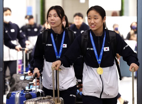 인천공항 입국장에 모습을 드러낸 안세영(오른쪽)과 여자 복식 금메달리스트 공희용. 연합뉴스