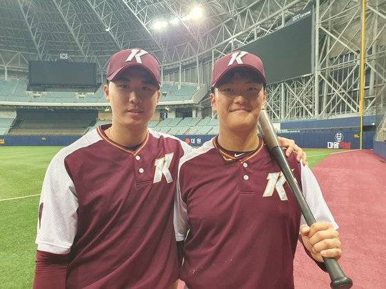 올해 시범경기에서 투수 겸 타자로 뛰고 있는 키움 장재영(왼쪽)과 김건희. 둘은 같은 듯 다른 이도류 도전을 통해 전우애를 쌓고 있다. 고봉준 기자