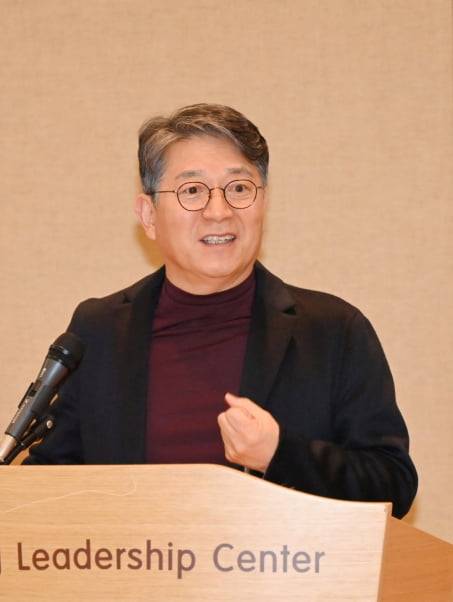 곽재선 쌍용차 회장이 결의대회에 참석한 임직원 및 대리점 대표들에게 신년사를 하고 있다. 사진=쌍용차 제공