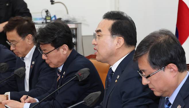 박홍근 더불어민주당 원내대표가 21일 국회에서 열린 원내대책회의에서 발언하고 있다.  연합뉴스