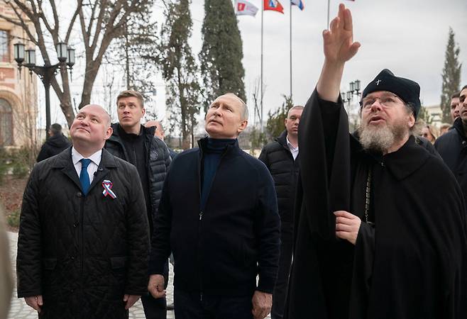 블라디미르 푸틴 러시아 대통령(가운데)이 18일(현지시간) 크름반도 병합 9주년을 맞아 크름반도 서남부 항구도시세바스토폴을 방문했다. 러시아대통령공보실/로이터연합뉴스