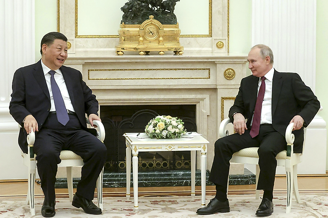 러시아를 국빈방문한 시진핑 중국 국가주석(왼쪽)이 20일(현지시간) 모스크바 크렘린궁에서 블라디미르 푸틴 대통령과 일대일 비공식 회담을 하고 있다. AP연합뉴스
