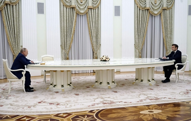 블라디미르 푸틴 러시아 대통령(왼쪽)이 지난해 2월 크렘린궁을 방문한 에마뉘엘 마크롱 프랑스 대통령과 긴 테이블을 사이에 두고 마주앉아 대화하고 있다. AFP연합뉴스