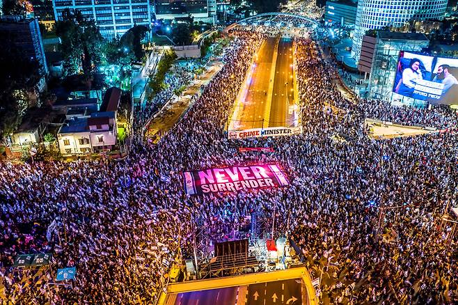 18일(현지시간) 이스라엘 텔아비브에서 이스라엘 극우 연정의 사법개혁에 반대하는 대규모 시위가 열리고 있다. 로이터연합뉴스