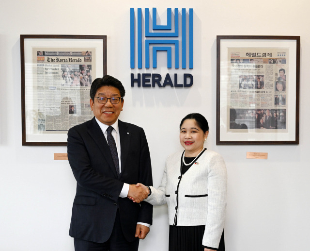 Philippines Ambassador to Korea Maria Theresa B. Dizon-De Vega (right) and The Korea Herald CEO Choi Jin-young exchange greetings during a courtesy visit to Herald Corp. headquarters in central Seoul on Wednesday. (Park Hae-mook/The Korea Herald)
