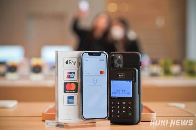 애플의 근거리무선통신(NFC) 결제 서비스 '애플페이' 국내 서비스가 시작된 21일 오전 서울 중구 명동 애플스토어에 애플페이 결제를 알리는 안내문이 세워져 있다.