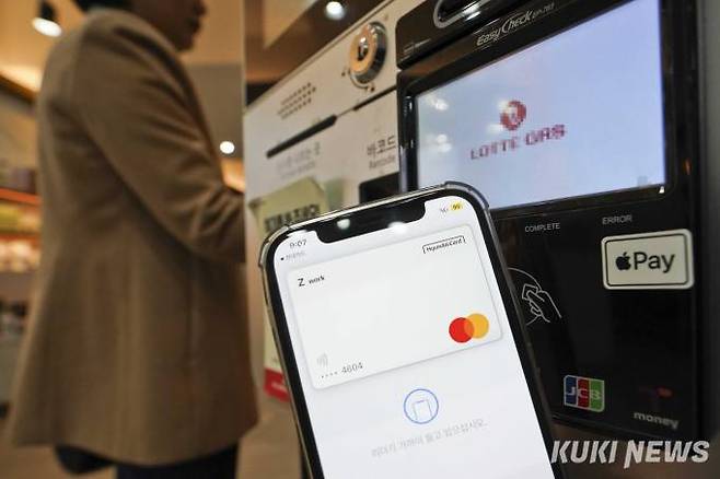 애플의 근거리무선통신(NFC) 결제 서비스 '애플페이' 국내 서비스가 시작된 21일 오전 서울 시내의 한 카페에 애플페이 사용 가능 안내 스티커가 붙어져 있다.