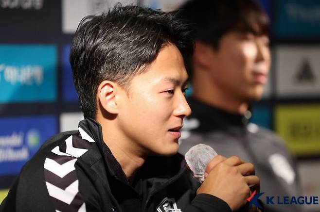 지난해 1월 미디어캠프에서 인터뷰하는 이승우.&nbsp; &nbsp;한국프로축구연맹