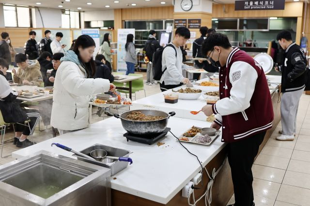 20일 오전 서울 고려대학교 학생 식당에서 학생들이 ‘천원의 아침밥’을 식판에 담고 있다. 연합뉴스