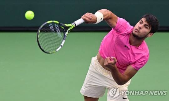 스페인 카를로스 알카라스는 20일 ATP 투어 BNP 파리바오픈에서 우승을 차지하며 조코비치를 제치고 세계랭킹 1위 자리를 되찾았다. [AFP=연합뉴스]