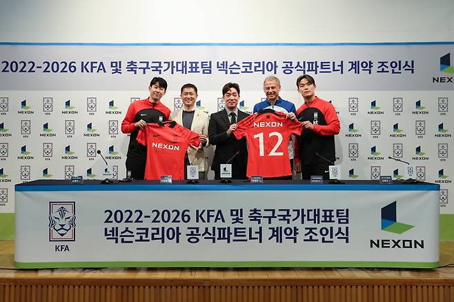 21일 파주 NFC(National Football Center) 대강당에서 진행된 2022-2026 KFA 및 축구국가대표팀 넥슨코리아 공식파트너 계약 조인식에 참석한 손흥민 선수(왼쪽부터), 이영표 대한축구협회 부회장, 박정무 넥슨 그룹장, 위르겐 클린스만 축구국가대표팀 감독, 오현규 선수가 기념 촬영을 하고 있다. <사진제공=대한축구협회>