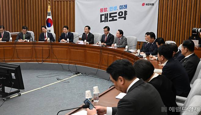 국민의힘 원내대책회의가 21일 서울 영등포구 여의도 국회에서 열리고 있다. 임세준 기자