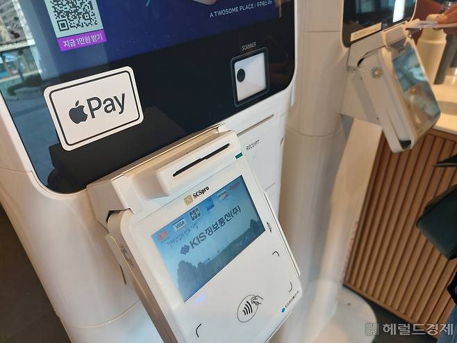 서울 영등포구 여의도동 여의도역 인근 투썸플레이스 매장 키오스크에 애플페이 스티커가 부착돼 있다. 김희량 기자