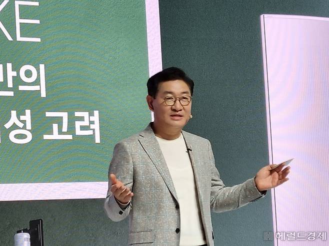 한종희 삼성전자 DX부문장 부회장이 21일 서울시 중구에 위치한 커뮤니티 하우스 '마실'에서 열린 '비스포크 라이프(BESPOKE Life)' 미디어데이에서 기조연설을 하고 있는 모습. 김민지 기자