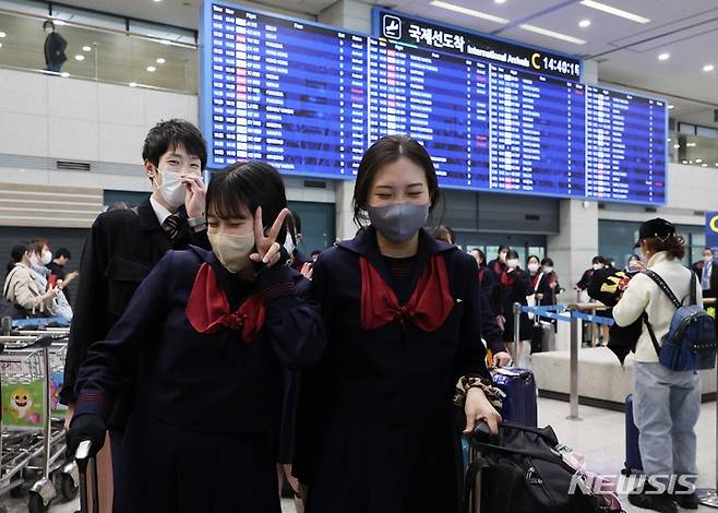[인천공항=뉴시스] 공항사진기자단 = 일본 구마모토현 루테루 학원 고등학교 학생들이 21일 오후 인천국제공항을 통해 입국하고 있다. 4박5일 일정으로 한국을 찾은 일본 청소년들은 자매학교인 전주 신흥고등학교 학생들을 만나 수업을 참관한 뒤 한복을 입고 한옥마을을 둘러볼 예정이다. 2023.03.21. photo@newsis.com