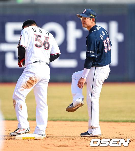 [OSEN=수원, 박준형 기자]&nbsp;20일 오후 경기도 수원KT위즈파크에서 2023 신한은행 SOL KBO리그 시범경기 KT 위즈와 두산 베어스의 경기가 진행됐다.8회말 2사 1,3루 KT 류현인의 1타점 적시타때 2루 베이스 커버 못한 김재호 유격수가 아쉬워하고 있다..  2023.03.20  / soul1014@osen.co.kr