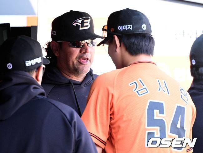 [OSEN=대전, 조은정 기자] 한화 김서현이 더그아웃에서 수베로 감독과 대화를 나누고 있다. 2023.03.18 /cej@osen.co.kr