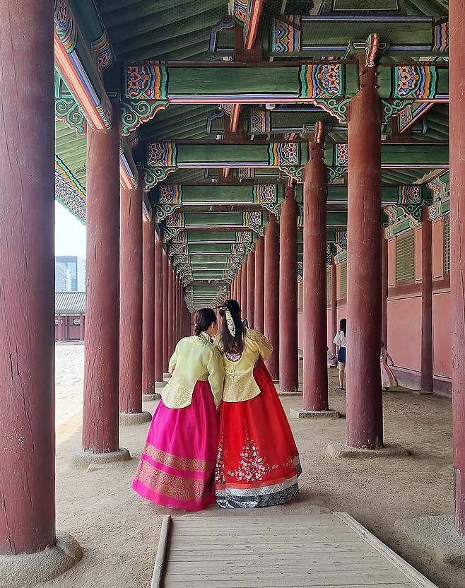 챗GPT에게 ‘서울의 대표 한류 여행지 5곳을 추천해 달라’고 하자 간단한 설명과 함께 경복궁 등 여행지 5곳을 소개했다.