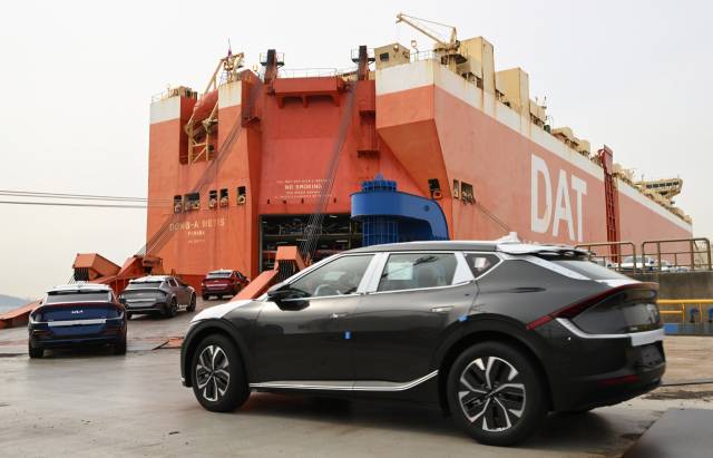 17일 경기 평택시 포승읍 기아 평택항 수출전용 부두에서 EV6가 수출 선박에 선적되고 있다. 평택=오승현 기자
