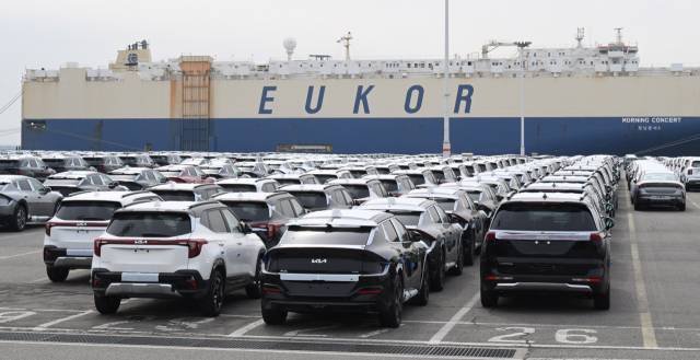 17일 경기 평택시 포승읍 기아 평택항 수출전용 부두에서 EV6 등 수출용 차량이 선적을 기다리고 있다. 평택=오승현 기자