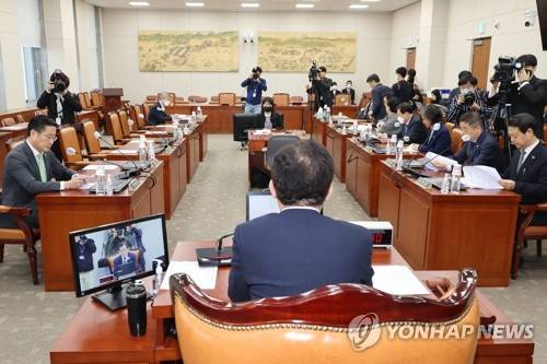 21일 국회에서 교육위원회 전체회의가 열리고 있다. 연합뉴스