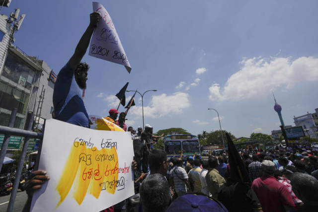 지난달 22일(현지 시간) 스리랑카 콜롬보 거리에서 열린 정부 항의 시위 현장. AP연합뉴스