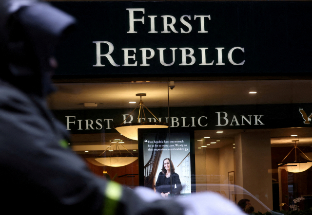 미국 뉴욕 맨해튼에 있는 퍼스트리퍼블릭 지점. 월가 대형 은행들이 예치한 300억 달러를 자본으로 전환하는 방안을 검토하고 있다. 로이터연합뉴스