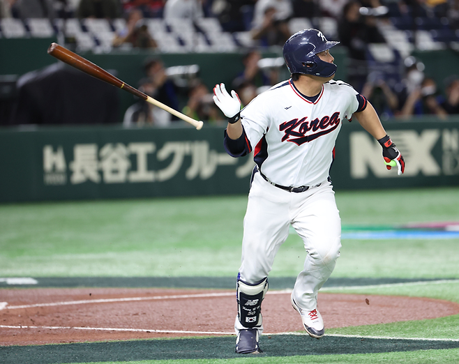 KT 강백호가 지난 12일 일본 도쿄돔에서 열린 월드베이스볼클래식(WBC) 조별라운드 체코전에서 1회말 1타점 적시타를 치고 있다. 연합뉴스