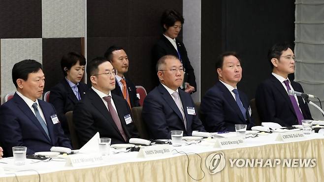 한일 비즈니스라운드 테이블 참석한 5대그룹 총수 (서울=연합뉴스) 안정원 기자 = 17일 도쿄 게이단렌(일본경제단체연합회) 회관에서  열린 한일 비즈니스라운드 테이블에서 신동빈 롯데그룹 회장(왼쪽부터),구광모 LG그룹 회장, 정의선 현대자동차그룹 회장, 최태원 SK그룹 회장, 이재용 삼성전자 회장이 윤석열 대통령의 발언을 듣고 있다.    2023.3.17 jeong@yna.co.kr