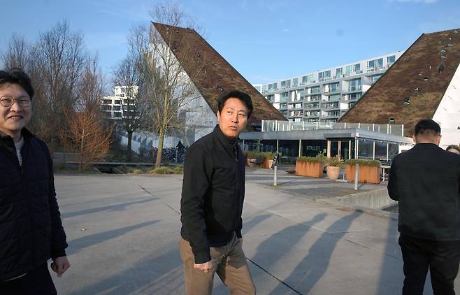 코펜하겐 혁신건축 현장 방문한 오세훈 서울시장 (코펜하겐=연합뉴스) 오세훈 서울시장이 19일(현지시간) 야외경사로와 옥상녹지가 잘 어우러진 덴마크 코펜하겐의 8하우스를 방문해 현장을 둘러보고 있다. 2023.3.21 [서울시 제공. 재판매 및 DB 금지]