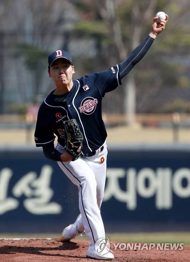 투구하는 최승용 (광주=연합뉴스) 조남수 기자 = 19일 광주기아챔피언스필드에서 열린 프로야구 시범경기 두산 베어스와 KIA 타이거즈의 경기. 두산 선발투수 최승용이 1회에 투구하고 있다. 2023.3.19 iso64@yna.co.kr