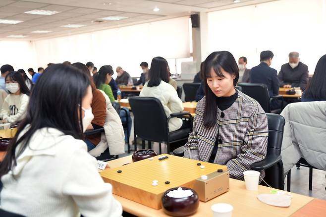 오유진(오른쪽) 9단이 김상인 3단을 꺾고 개인통산 500승을 달성했다. [한국기원 제공. 재판매 및 DB 금지]